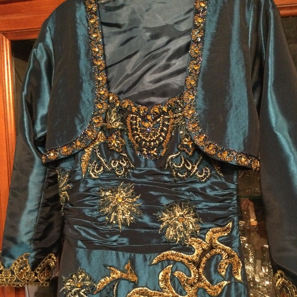 Beautiful Full Length Gown - Picture 2 of 10